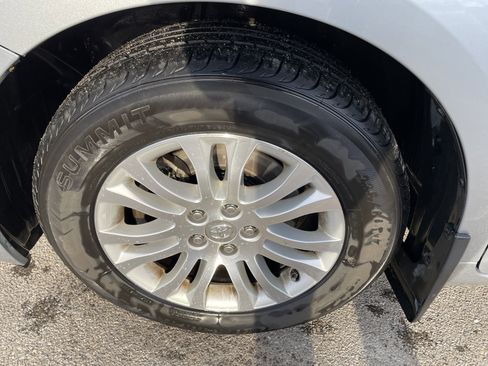 Used 2014 Toyota Sienna XLE image 9