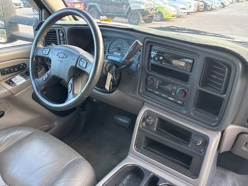 Used 2005 Chevrolet Suburban 2500 LT w/ Preferred Equipment Group image 6