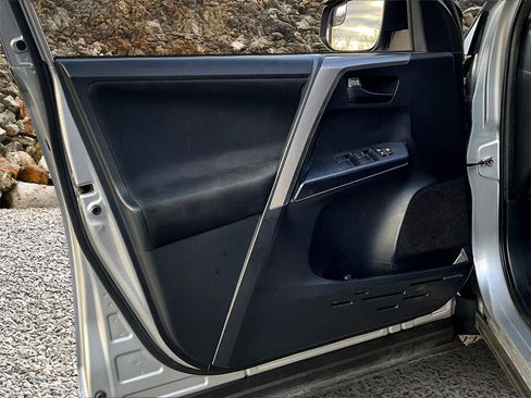 Used 2018 Toyota RAV4 LE w/ Carpet Mat Package image 19