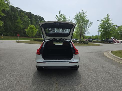 Used 2020 Volvo V60 T5 Cross Country w/ Protection Package Premier image 12