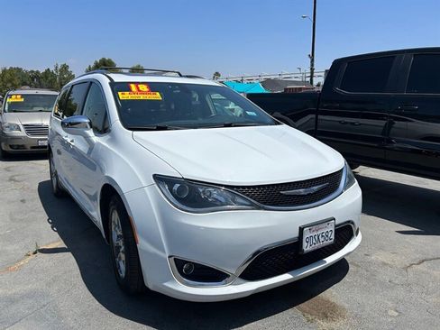 Used 2018 Chrysler Pacifica Limited FWD image 11