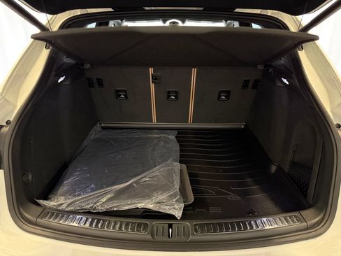Certified 2025 Porsche Macan AWD/4WD image 28