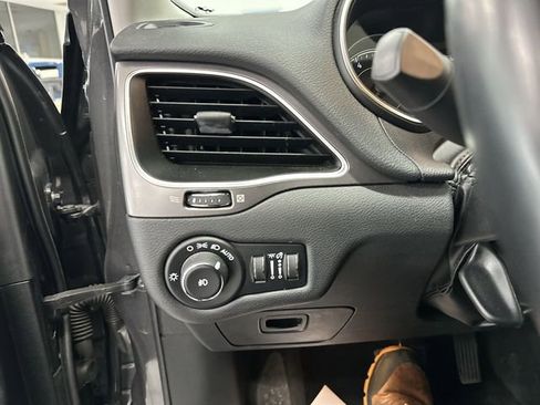 Used 2020 Jeep Cherokee Latitude Plus w/ Cold Weather Group image 19