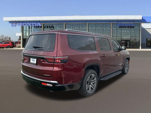 Used 2024 Jeep Wagoneer L Series II w/ Flexible Seating Group AWD/4WD image 4