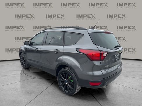 Used 2019 Ford Escape SE image 3