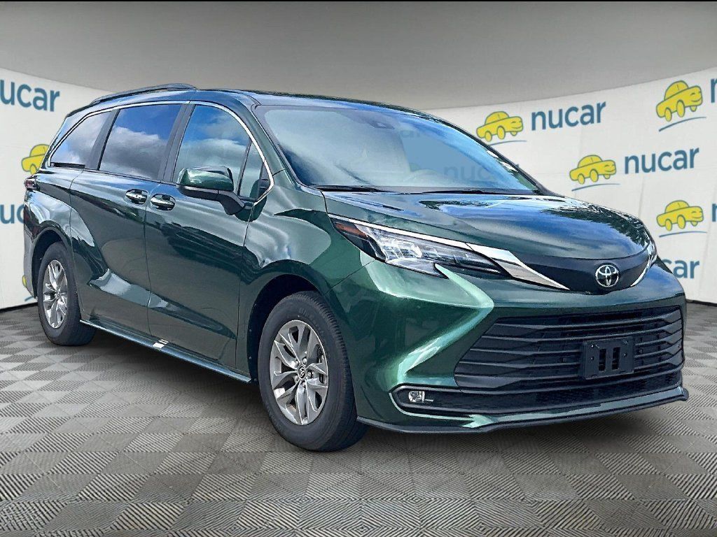 Used 2026 Toyota Sienna XLE FWD image 1