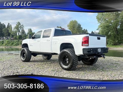 Used 2009 GMC Sierra 2500 SLT w/ Entertainment Package AWD/4WD image 8