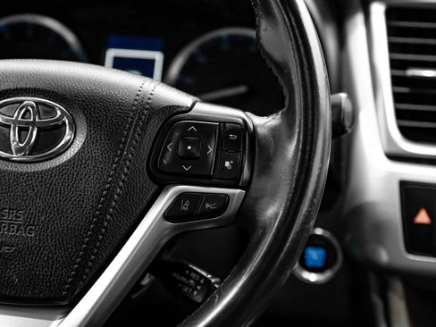 Used 2019 Toyota Highlander XLE FWD image 18