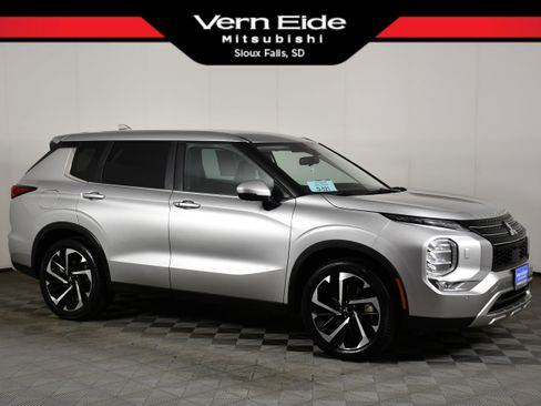 Used 2022 Mitsubishi Outlander SE image 1