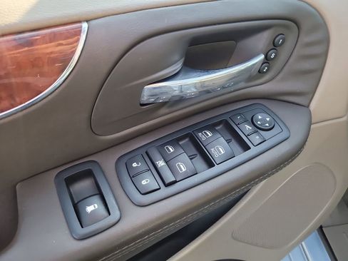 Used 2013 Chrysler Town & Country Limited w/ Luxury Group image 17