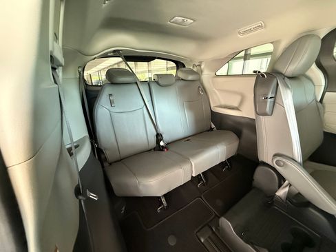 Used 2023 Toyota Sienna XLE FWD image 24