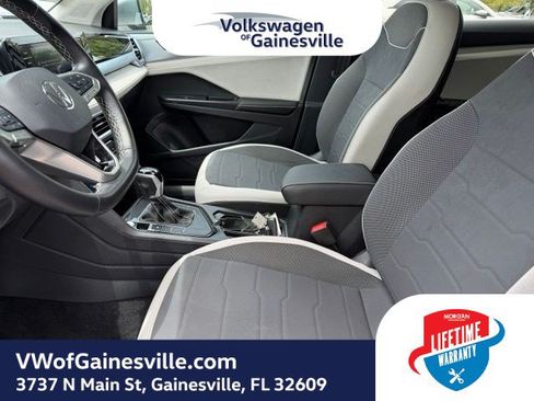 Used 2025 Volkswagen Taos SE FWD image 18