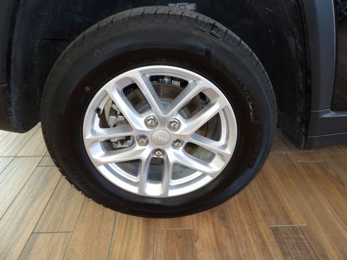 Used 2025 Jeep Grand Cherokee Laredo X w/ Luxury Tech Group I image 5