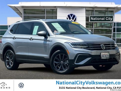 Used 2023 Volkswagen Tiguan SE FWD image 1