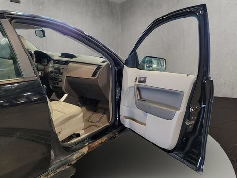 Used 2010 Ford Focus SE FWD image 17