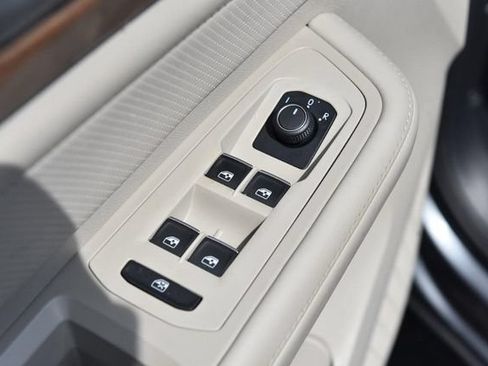 Used 2024 Volkswagen Atlas SE w/ Panoramic Sunroof Package AWD/4WD image 8