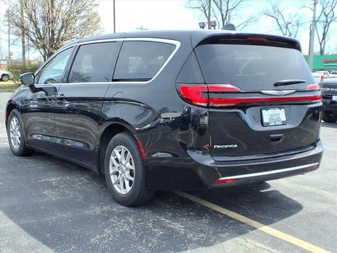 Used 2023 Chrysler Pacifica Touring-L image 6