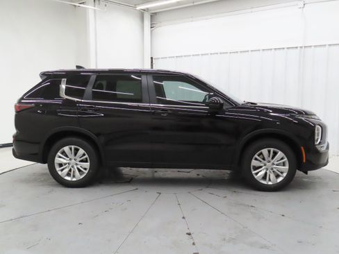 New 2026 Mitsubishi Outlander ES FWD image 2