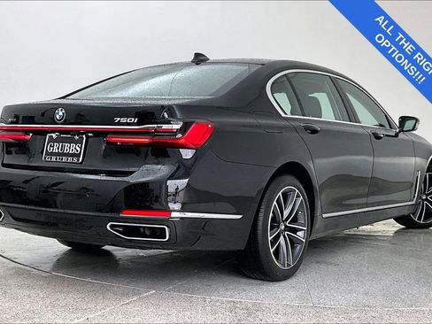 Used 2022 BMW 750i xDrive w/ Executive Package image 2