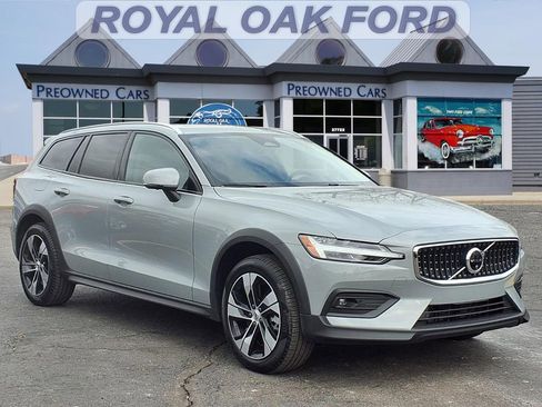 Used 2025 Volvo V60 B5 Cross Country Plus image 1