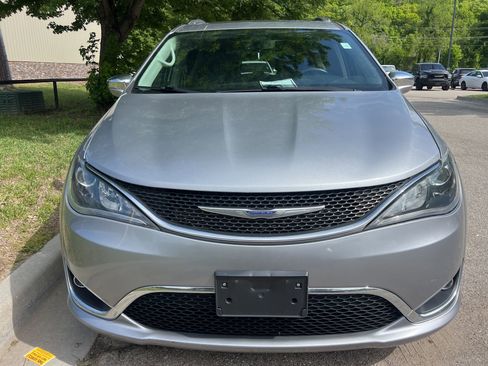 Used 2020 Chrysler Pacifica Limited FWD image 2