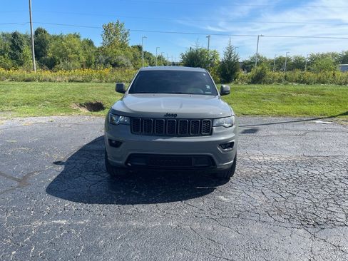 Used 2019 Jeep Grand Cherokee Altitude AWD/4WD image 9