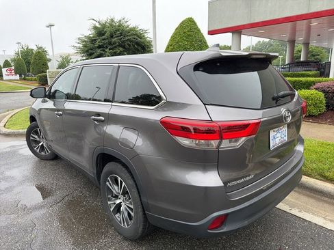 Used 2019 Toyota Highlander Plus FWD image 12