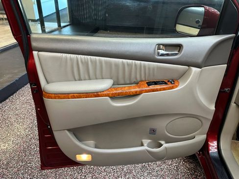 Used 2010 Toyota Sienna FWD image 10