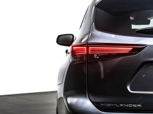 Used 2024 Toyota Highlander XLE image 15