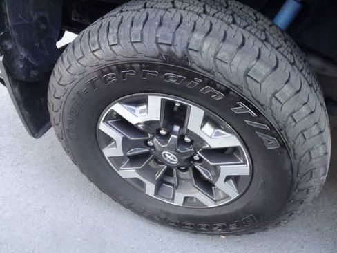 Used 2021 Toyota Tacoma TRD Off-Road w/ Technology Package AWD/4WD image 16