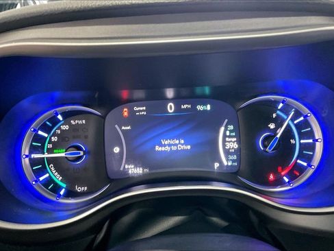 Used 2023 Chrysler Pacifica Touring-L FWD image 7