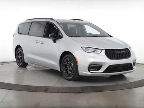 Used 2024 Chrysler Pacifica Premium FWD image 2