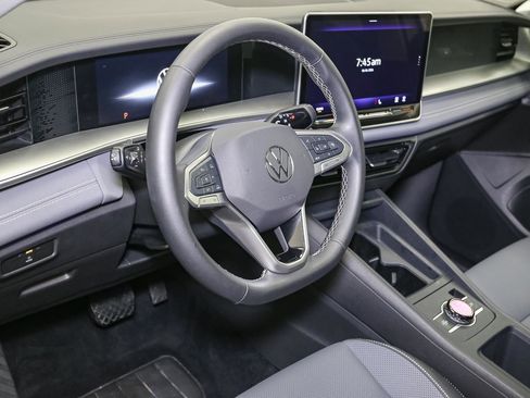 Used 2025 Volkswagen Tiguan SE w/ Panoramic Sunroof Package AWD/4WD image 23