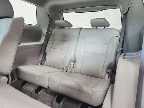 Used 2023 GMC Acadia SLT FWD image 12