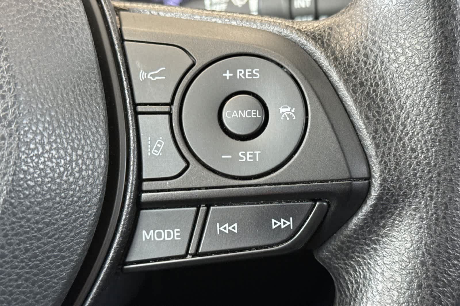 Used 2022 Toyota RAV4 XLE AWD/4WD image 26