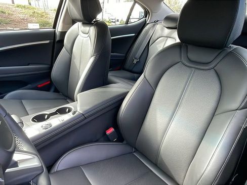 Used 2025 Genesis G70 2.5T image 15