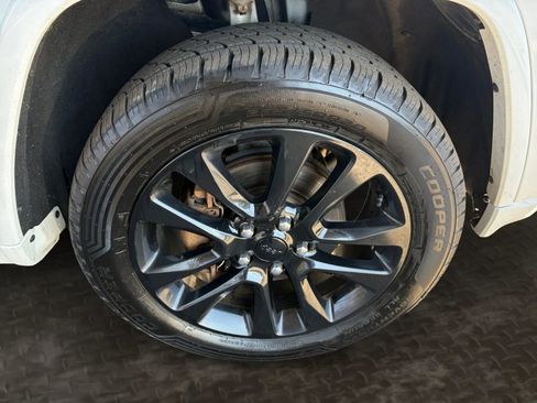 Used 2018 Jeep Grand Cherokee Altitude image 41