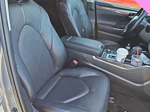 Used 2022 Toyota Highlander Platinum image 25