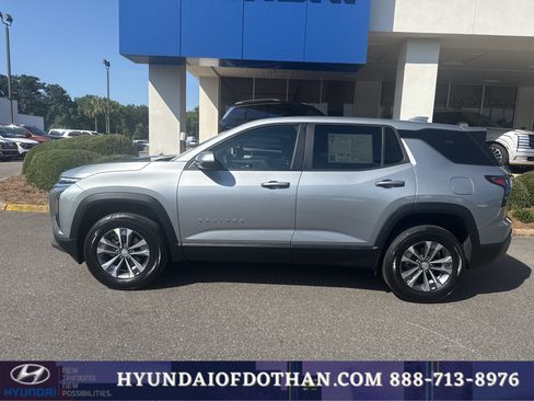 Used 2026 Chevrolet Equinox LT FWD image 2