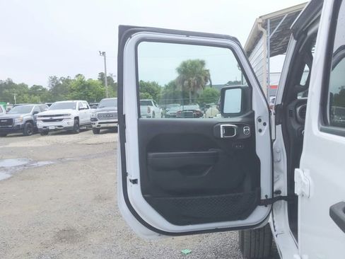 Used 2022 Jeep Gladiator Sport image 15