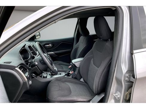 Used 2019 Jeep Cherokee Latitude w/ Popular Appearance Group AWD/4WD image 33