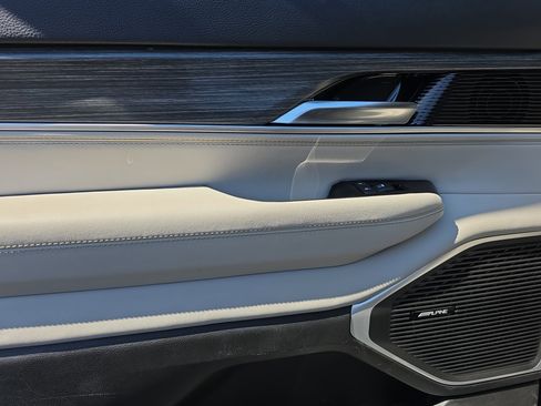 Used 2024 Jeep Wagoneer L Series III w/ Flexible Seating Group image 10