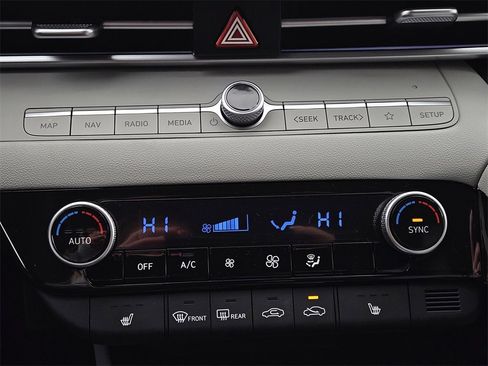 New 2025 Hyundai Elantra Limited image 18