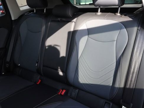 Used 2025 Volkswagen Tiguan SE FWD image 17
