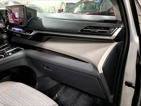 Certified 2022 Toyota Sienna LE image 18