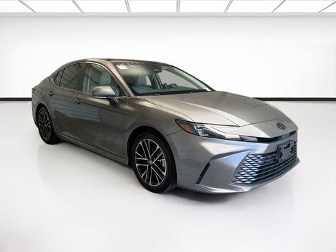 Used 2025 Toyota Camry XLE FWD image 3