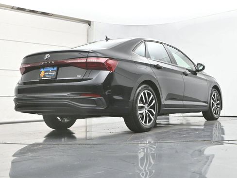 Certified 2025 Volkswagen Jetta SE w/ Sunroof Package image 30