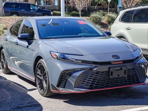 Used 2025 Toyota Camry SE w/ Convenience Package image 3