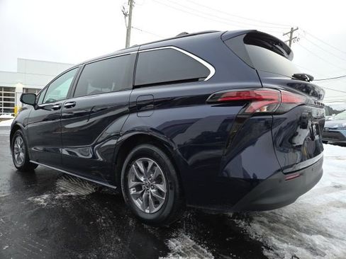 Used 2022 Toyota Sienna XLE image 5
