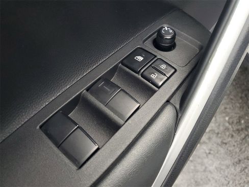 Used 2024 Toyota Corolla Cross SE image 19